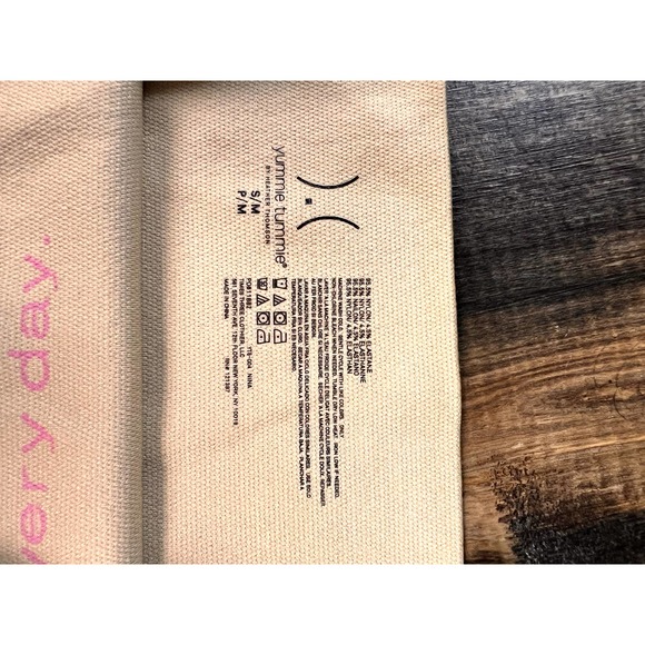 Bundle of two Yummie Tummie Shaping Shortie S/M - Picture 10 of 11